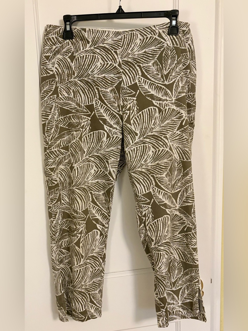 SPANNER Olive and White Leaf-Pattern Capri Pants Sz 8